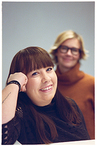 Två kvinnor som ler